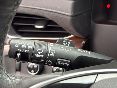 Used 2018 Cadillac Escalade Luxury image 15