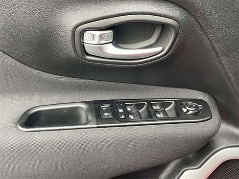 Used 2020 Jeep Renegade Latitude w/ Cold Weather Group image 16