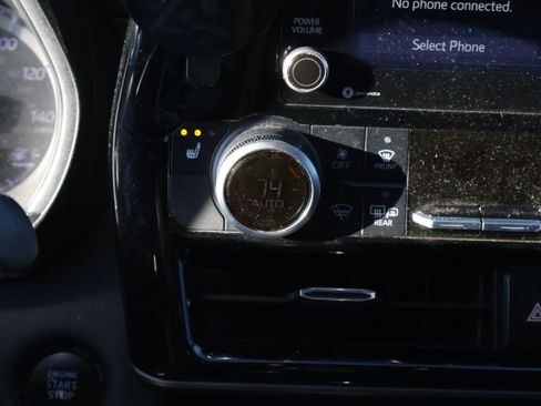 Used 2020 Toyota Highlander XLE image 25