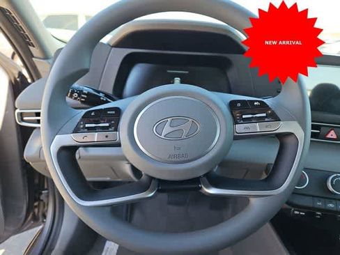 Used 2025 Hyundai Elantra SE image 14