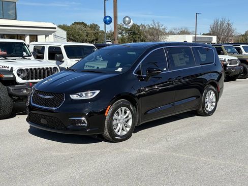 New 2026 Chrysler Pacifica Select FWD image 9