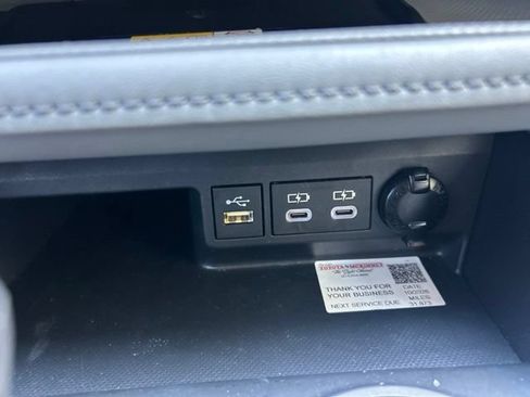 Used 2023 Toyota Highlander XLE FWD image 22