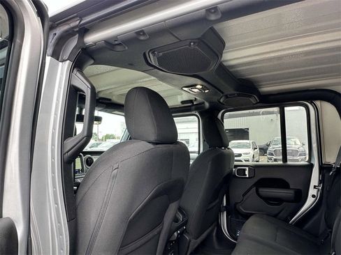 Used 2022 Jeep Gladiator Willys image 18