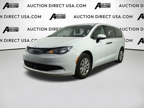 Used 2021 Chrysler Voyager L FWD image 1