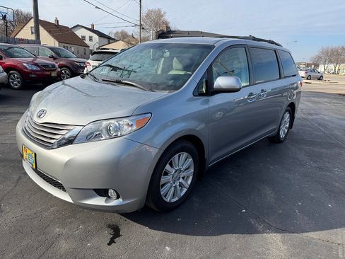 Used 2015 Toyota Sienna XLE Premium image 3