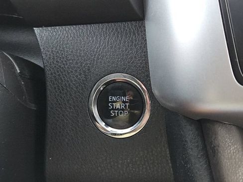 Used 2018 Toyota Highlander XLE FWD image 19