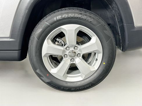 Used 2018 Jeep Compass Latitude FWD image 11
