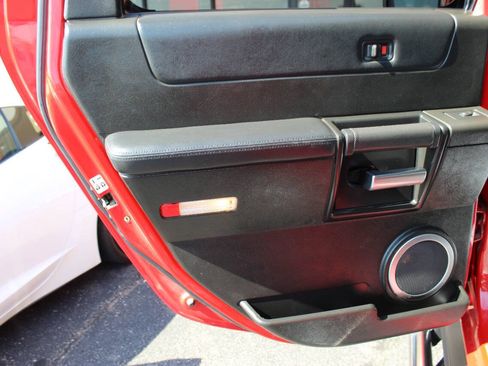 Used 2005 HUMMER H2 SUT w/ Preferred Equipment Group AWD/4WD image 16