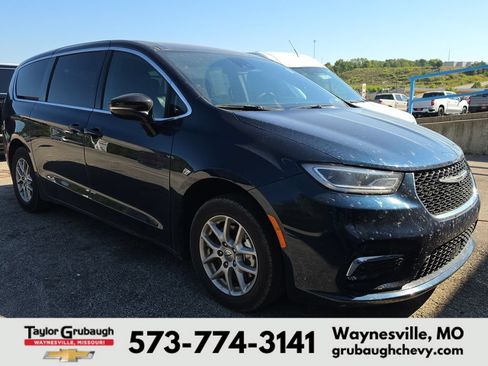 Used 2025 Chrysler Pacifica Select FWD image 1