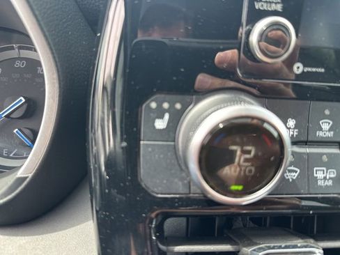 Used 2020 Toyota Highlander XLE AWD/4WD image 12
