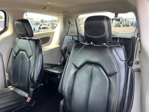 Used 2024 Chrysler Pacifica Touring-L FWD image 24
