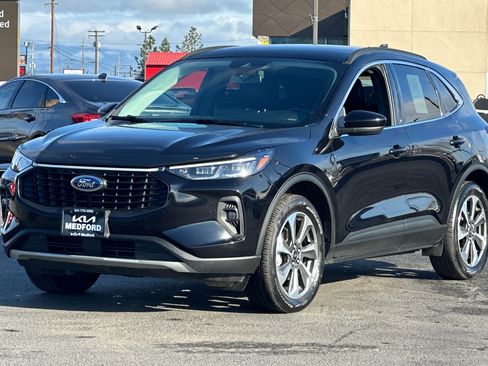 Used 2025 Ford Escape Platinum image 9