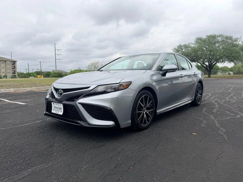Used 2022 Toyota Camry SE FWD image 3