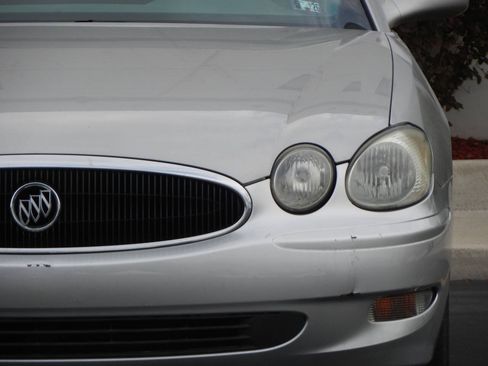 Used 2006 Buick LaCrosse CXL w/ Driver Confidence Package FWD image 9