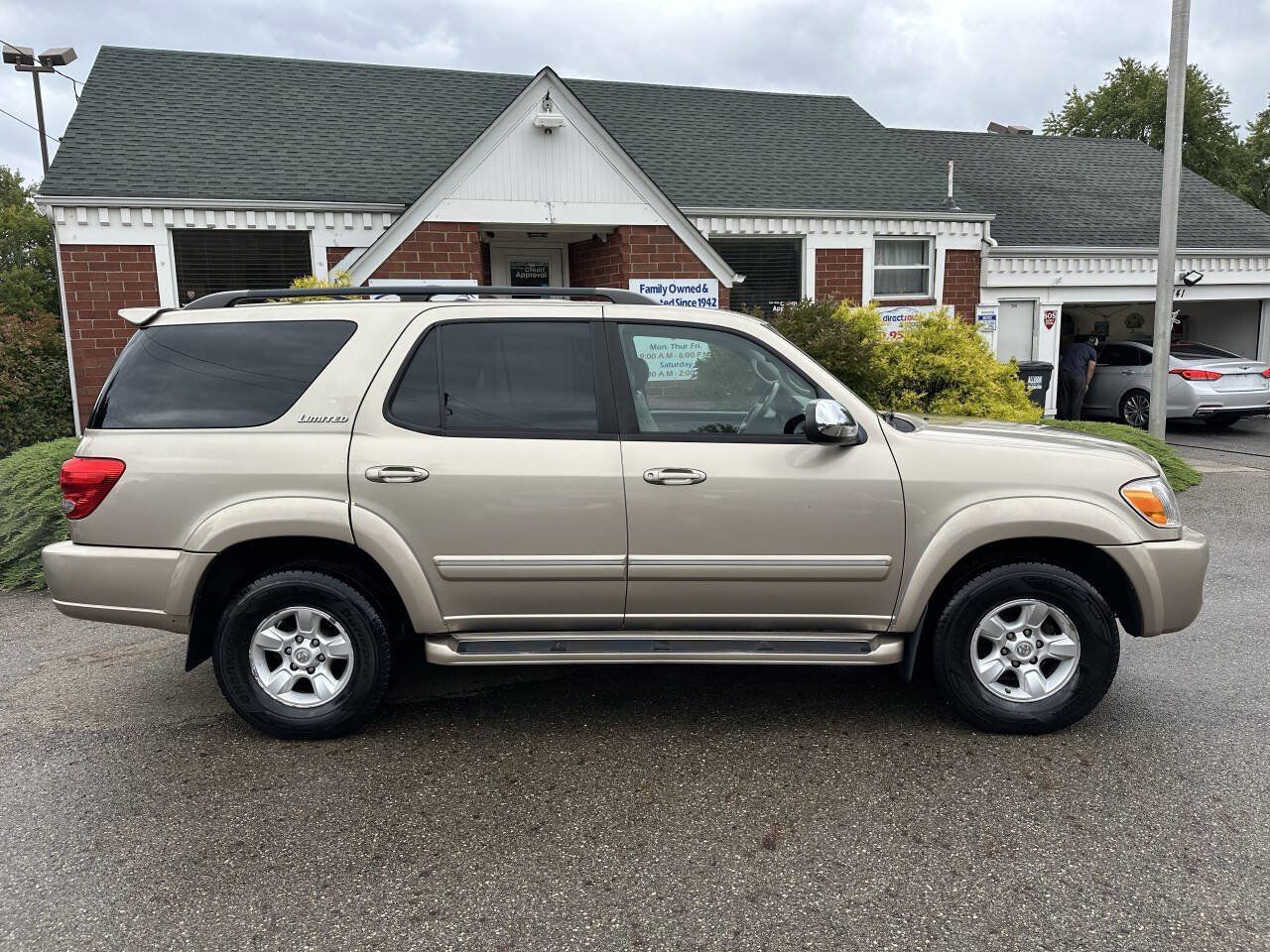 Used 2007 Toyota Sequoia Limited w/ Luxury Pkg AWD/4WD image 7