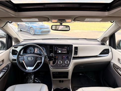 Used 2017 Toyota Sienna XLE Premium image 27