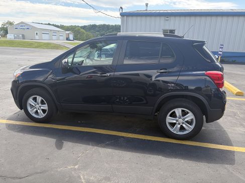 Used 2022 Chevrolet Trax LT w/ LT Convenience Package AWD/4WD image 2
