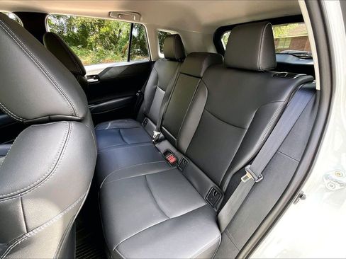 Used 2023 Toyota Corolla Cross XLE w/ Convenience Package FWD image 19