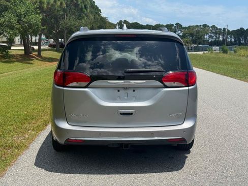 Used 2018 Chrysler Pacifica Limited FWD image 8