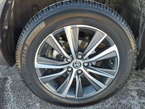 Used 2021 Toyota Venza LE image 6