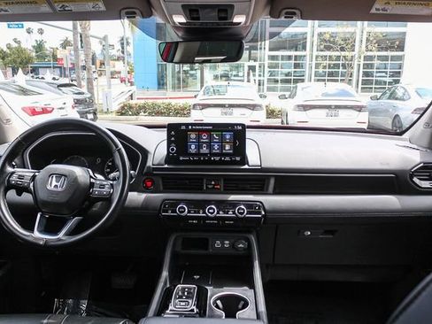 Used 2025 Honda Pilot Touring image 17