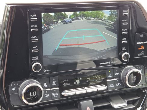Used 2022 Toyota Highlander XLE AWD/4WD image 12