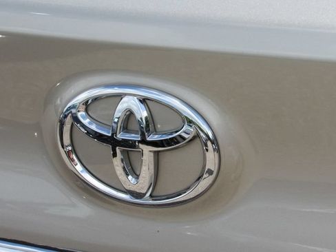 Used 2017 Toyota Camry XLE w/ Moonroof Package FWD image 12