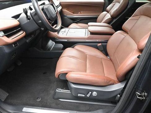 Certified 2025 Lincoln Navigator Reserve AWD/4WD image 10