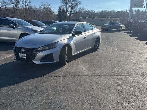 Used 2024 Nissan Altima 2.5 SR image 3