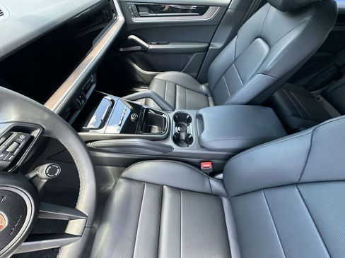 Certified 2025 Porsche Cayenne AWD/4WD image 17