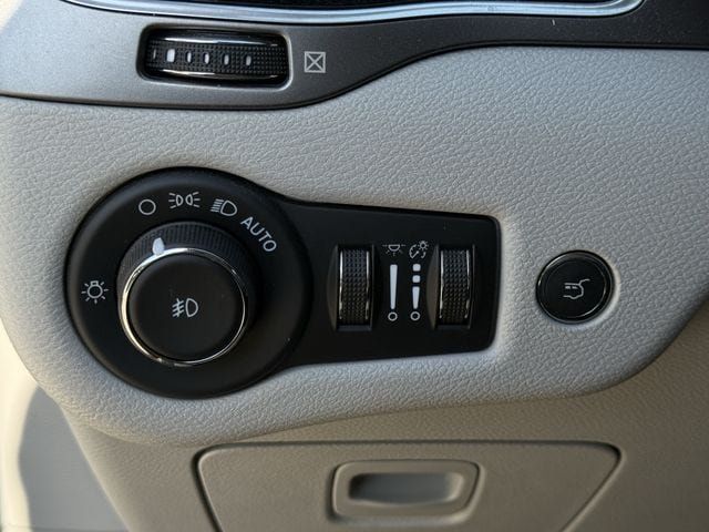Used 2022 Jeep Cherokee Limited AWD/4WD image 25