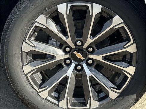 New 2026 Chevrolet Suburban High Country image 9