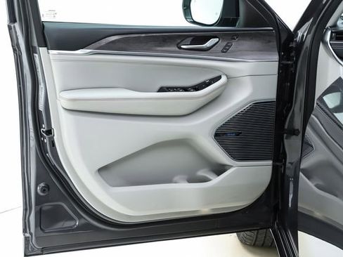 Used 2021 Jeep Grand Cherokee L Overland w/ Luxury Tech Group IV image 22