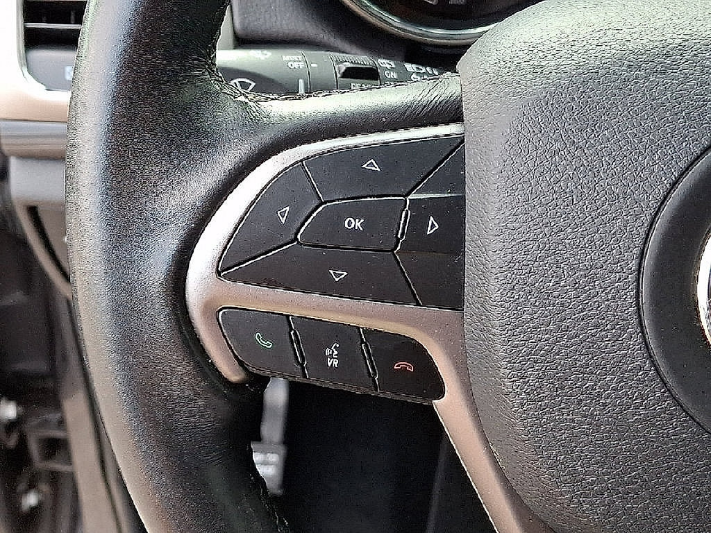 Used 2021 Jeep Grand Cherokee Laredo AWD/4WD image 21