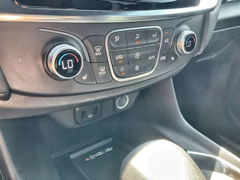 Used 2022 Chevrolet Traverse LT FWD image 27
