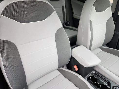 Certified 2024 Volkswagen Taos SE image 16