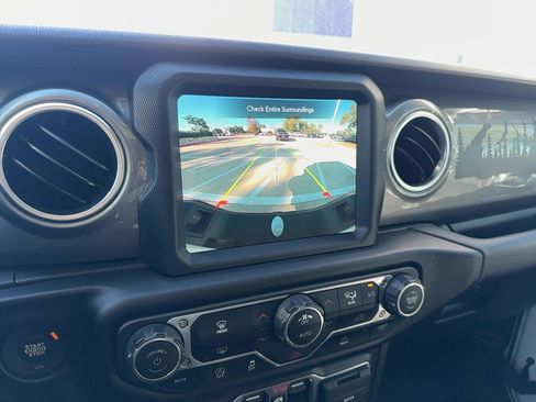 Used 2022 Jeep Gladiator Overland image 19