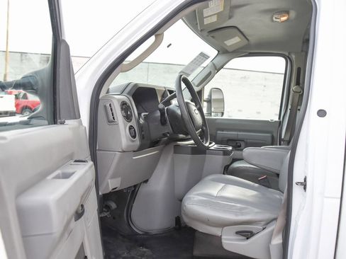 Used 2017 Ford E-450 and Econoline 450 Super Duty image 2