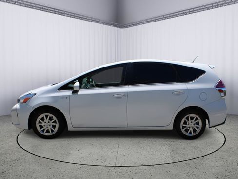 Used 2017 Toyota Prius V Three FWD image 5