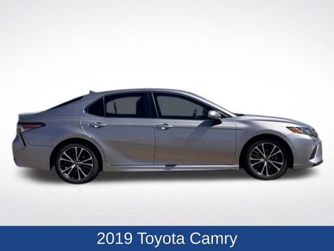 Used 2019 Toyota Camry SE FWD image 2