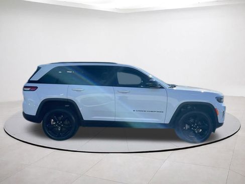 Used 2023 Jeep Grand Cherokee Altitude AWD/4WD image 6