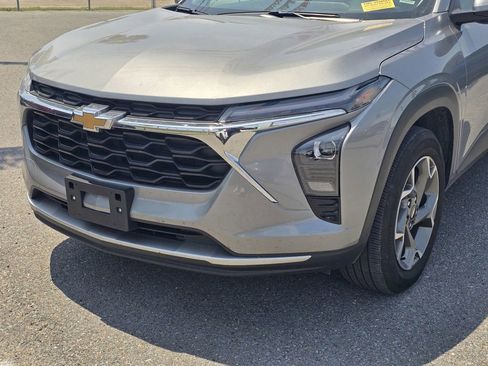 Used 2025 Chevrolet Trax LT w/ LT Convenience Package FWD image 10