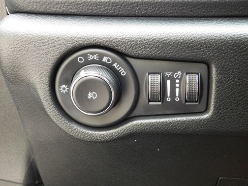 Used 2023 Chrysler Pacifica Touring-L w/ Uconnect Theater Family Group FWD image 27