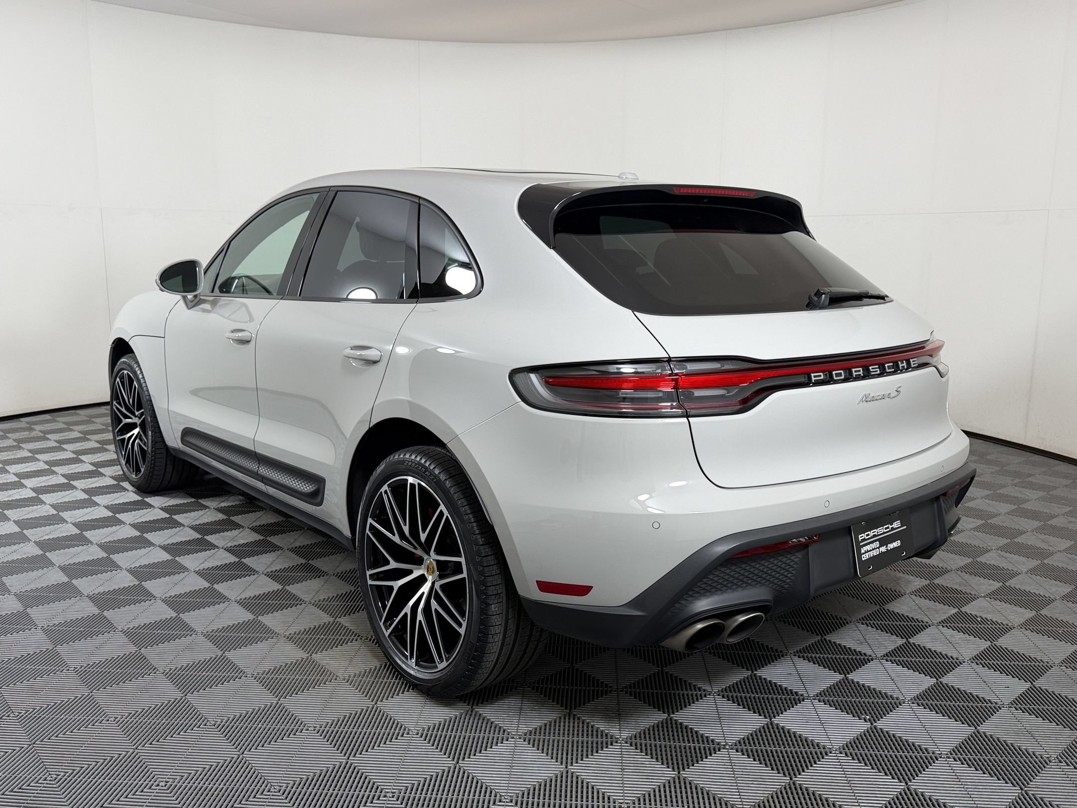 Certified 2024 Porsche Macan S AWD/4WD image 3