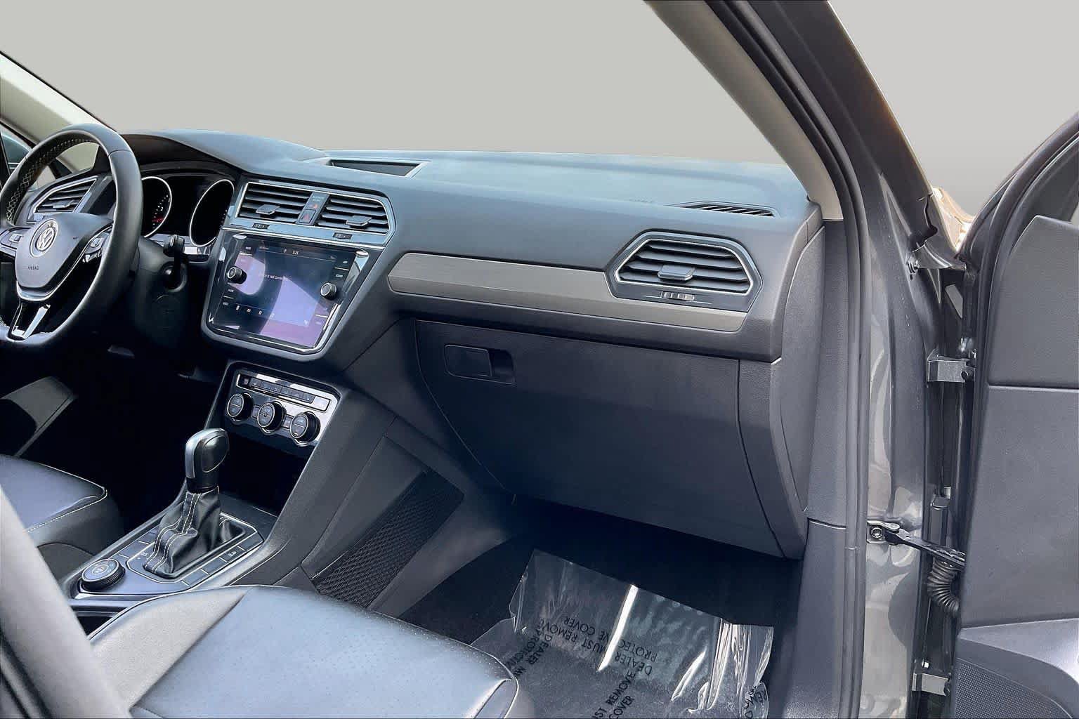 Used 2021 Volkswagen Tiguan SE w/ Panoramic Sunroof Package AWD/4WD image 18