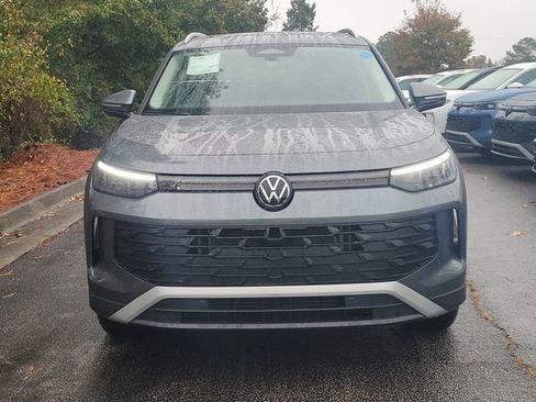 New 2026 Volkswagen Tiguan SE image 2