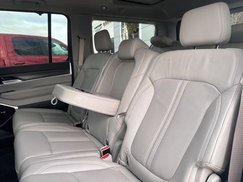 Used 2023 Jeep Wagoneer Series III w/ Premium Group I image 22