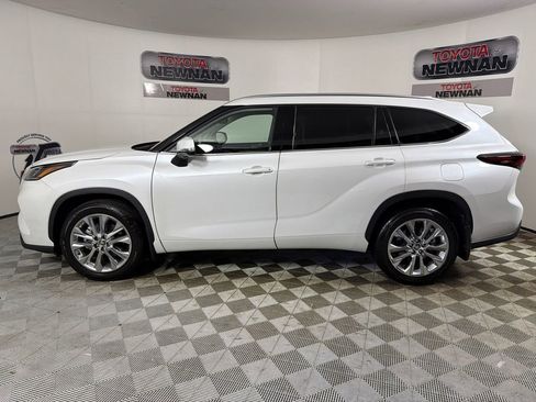 Used 2024 Toyota Highlander Limited FWD image 7