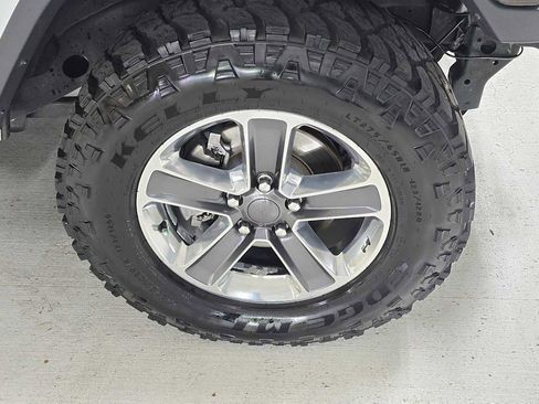 Used 2018 Jeep Wrangler Unlimited Sahara AWD/4WD image 9
