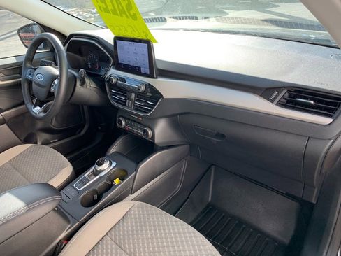 Used 2022 Ford Escape SE w/ SE Sport Appearance Package image 12